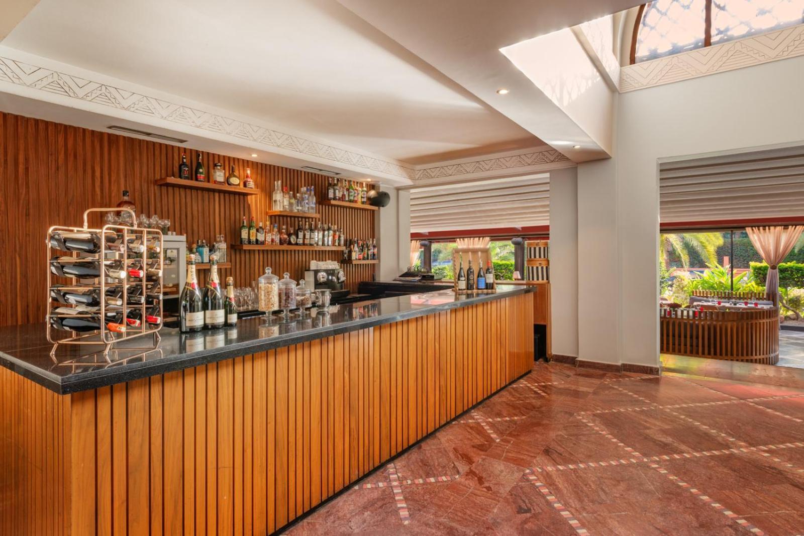 Hivernage Hotel & Spa Marrakesh Esterno foto The bar at the lobby