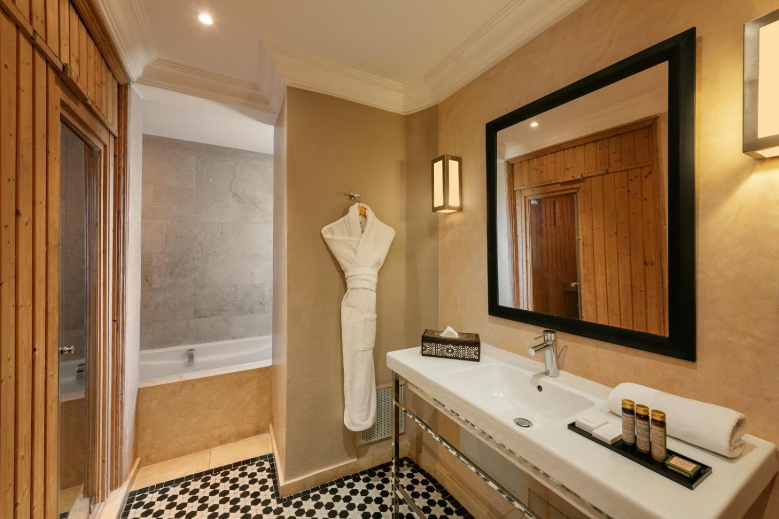 Hivernage Hotel & Spa Marrakesh Esterno foto A bathroom at the hotel
